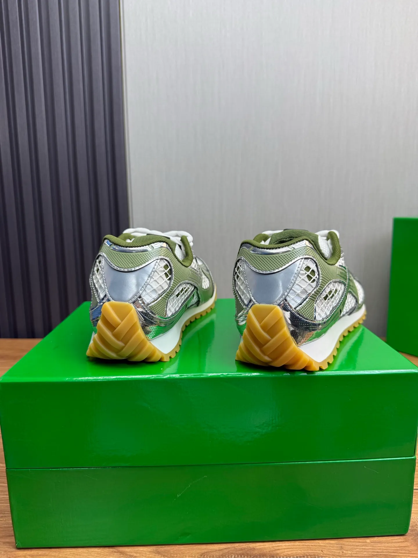 Men's men's shoes 💰620💰 BV top version 𝘽𝙊𝙏𝙏𝙀𝙂𝘼 𝙑𝙀𝙉𝙀𝙏𝘼 Orbit sneakers Wang Yibo same style couple style dad shoes 🩷💚 Runner sneakers, made of lightweight technical mesh fabric. Features a geometric patterned rubber outsole. Pay attention to the package craftsmanship ❕ High version shipping ❗️ Very nice, durable to play with and durable to make ✔️ Standard version 💯💯 The outsole is made of color-blocked TPU outsole. Women’s model 35-41 (40 41 customized) Men’s model 39-46 (45.46 customized) Equipped with original packaging